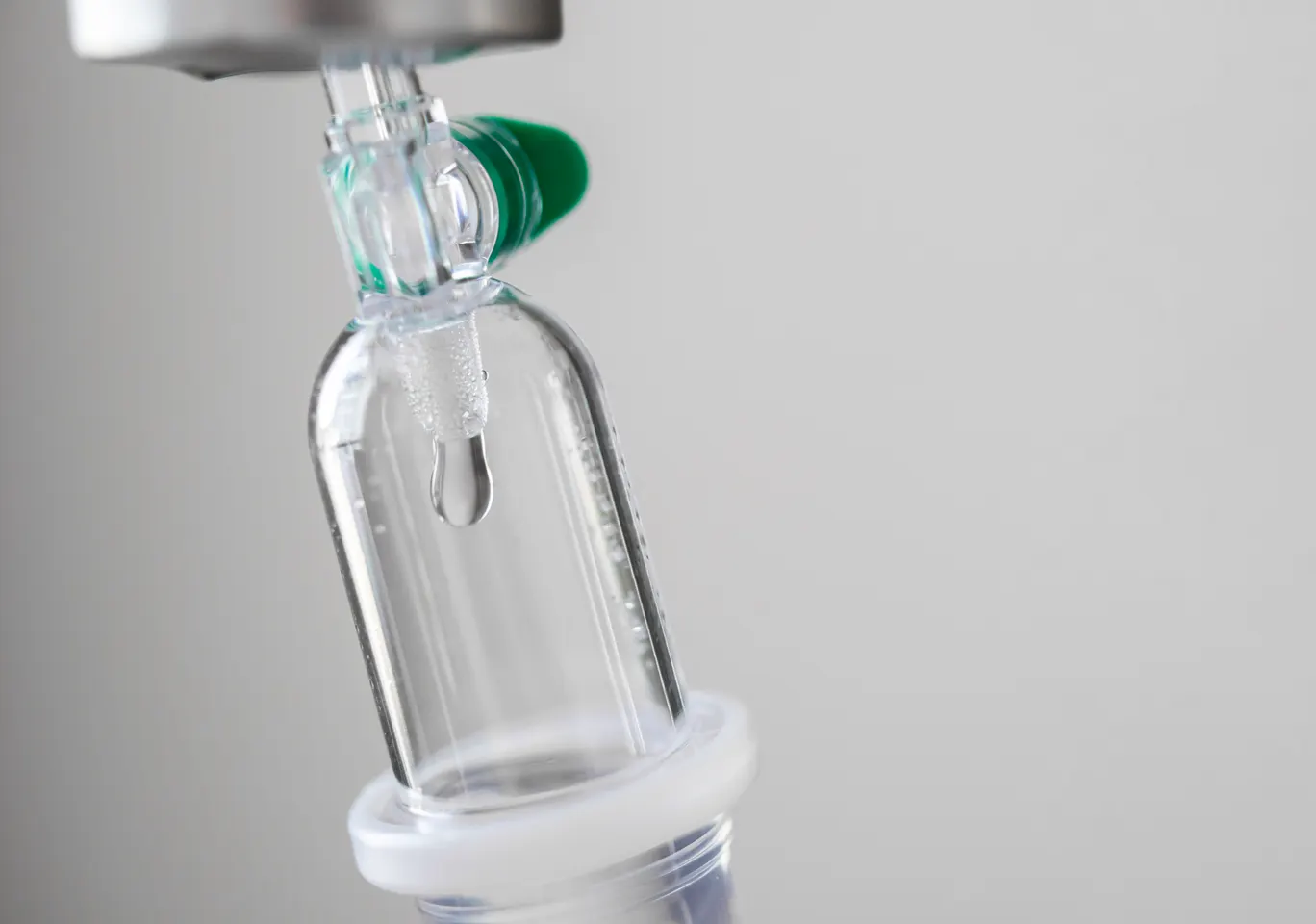 Kroplówki witaminowe Nowy Targ: butelka infuzyjna z zaworem i drenem