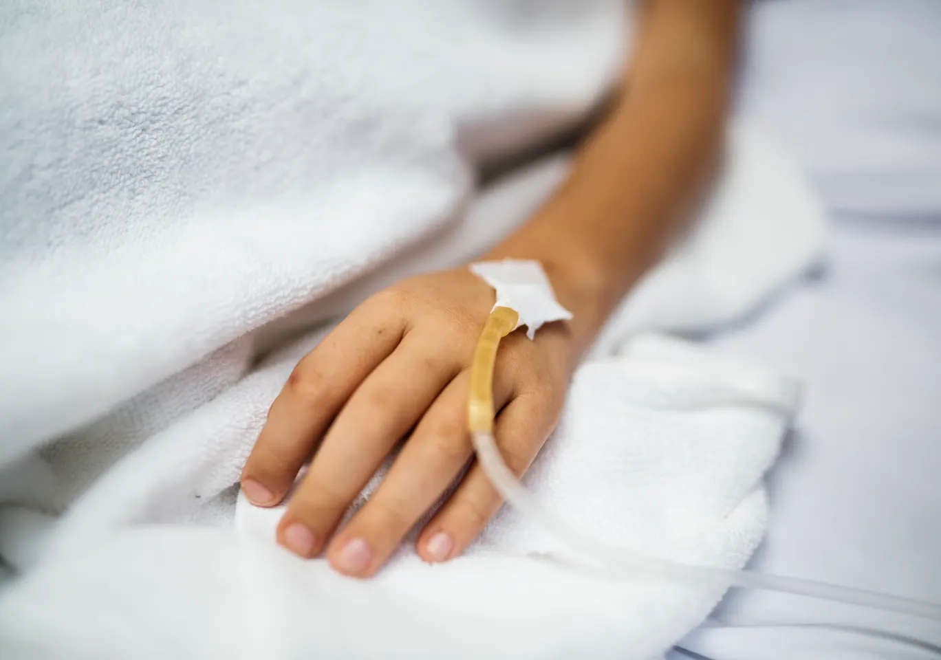 Kroplówki witaminowe Nowy Targ: dłoń pacjenta z założonym wenflonem