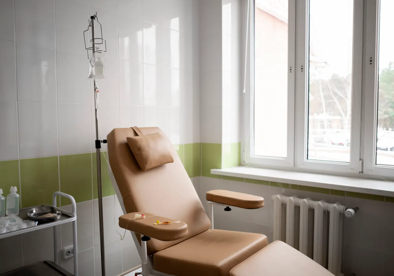 Kroplówki witaminowe Nowy Sącz: gabinet zabiegowy z fotelem i stojakiem na kroplówkę