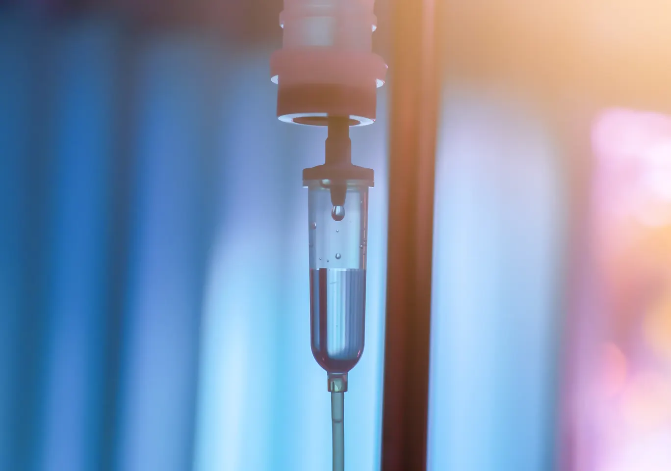 Kroplówki witaminowe Nowy Sącz: komora kroplowa w trakcie wlewu