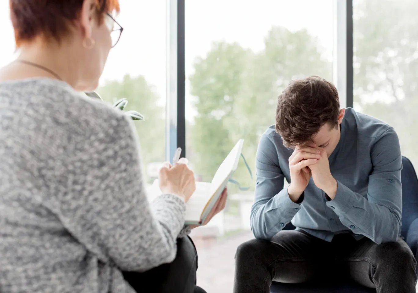 Leczenie uzależnień Nowy Sącz: konsultacja u terapeuty przy oknie