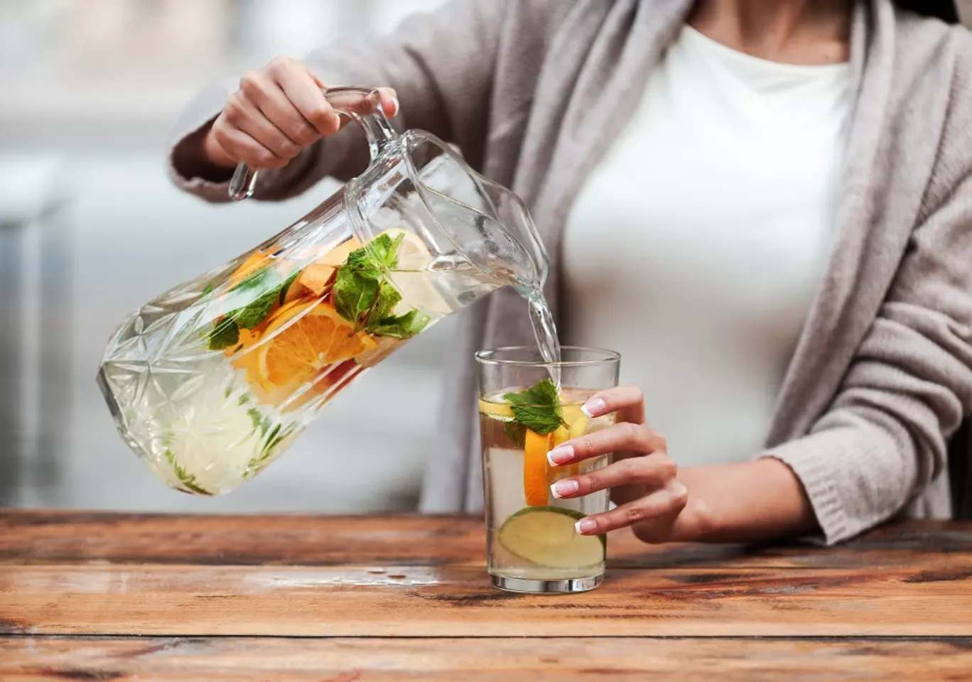 Leczenie alkoholizmu Nowy Sącz: napój bezalkoholowy z owocami nalewany do szklanki