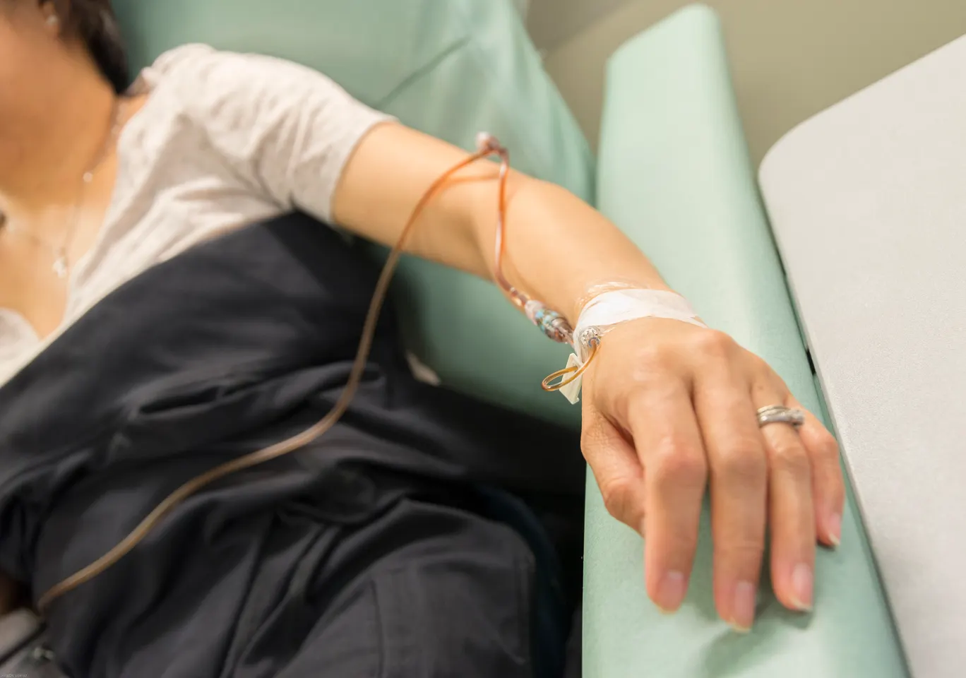 Kroplówki witaminowe Muszyna: ręka z podłączoną linią infuzyjną w trakcie zabiegu